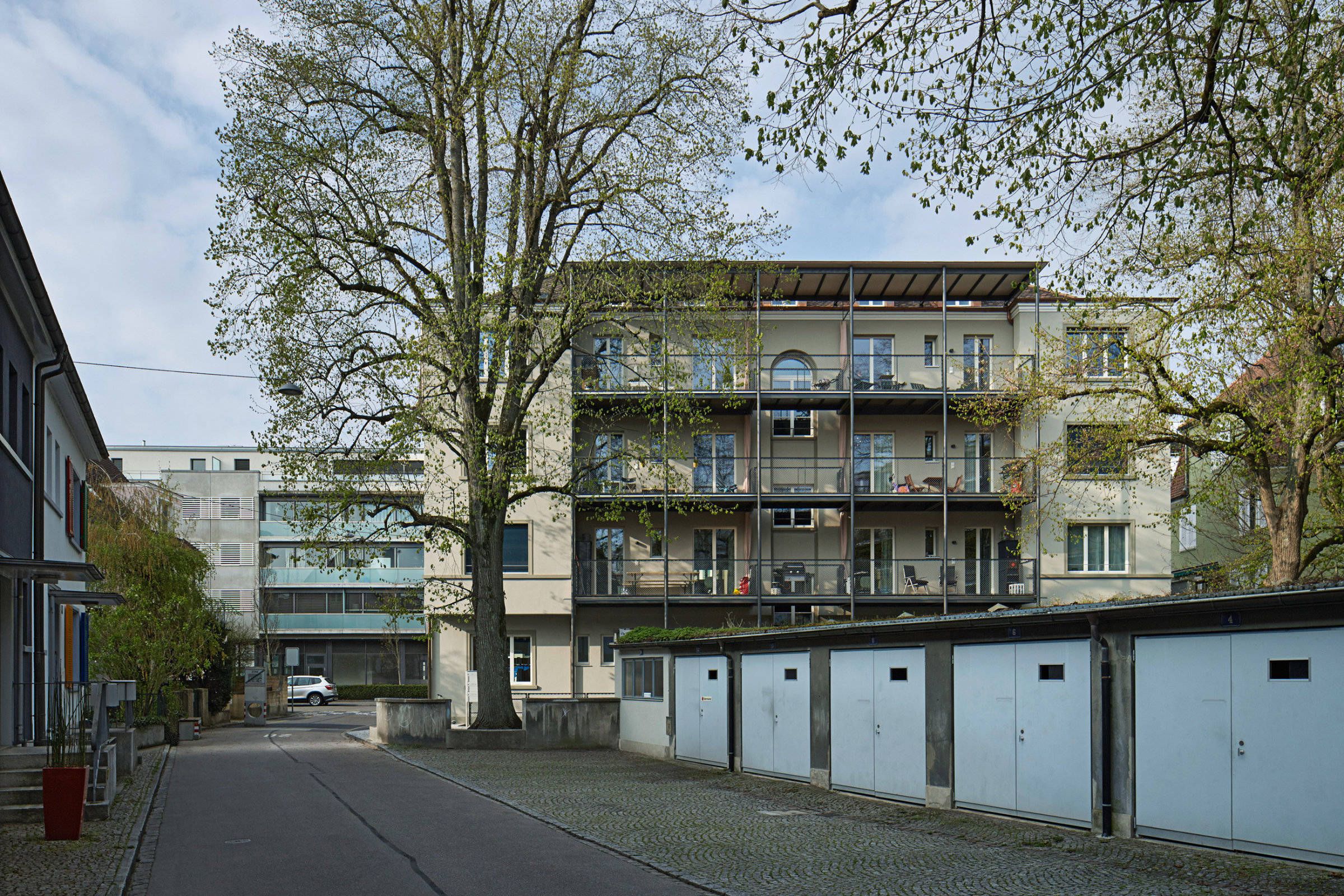 Projektfotografie Mehrfamilienhaus mit Läden an der Holeestrasse in Basel